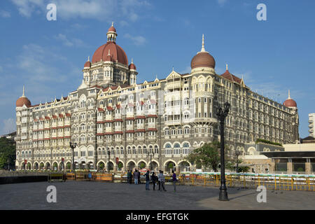 Hotel Taj di fronte Gateway of India. Colaba Mumbai Maharashtra India Foto Stock