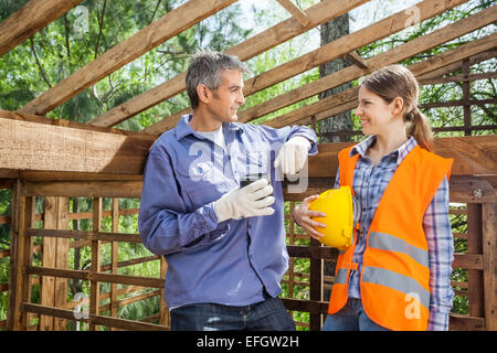 Lavoratori edili guardando ogni altro Foto Stock