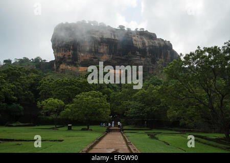 Lion Rock in una nebbiosa mattina piovosa stagione umida, Sigiriya,Sri Lanka,rock,Unesco, caverna,l'arte,affresco,Lion,Rock,enorme Foto Stock