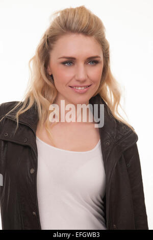 Donna bionda che indossa un bianco di t-shirt e un nero in pelle giacca biker sorridente Foto Stock