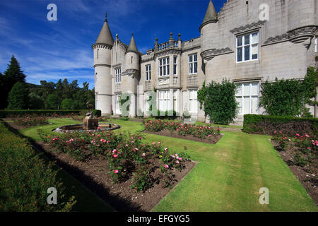 La facciata del castello di Balmoral come visto dal giardino,Balmoral,a Royal Deeside,Aberdeenshire Foto Stock