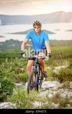 Mountain Biker equitazione sulla Croazia Foto Stock