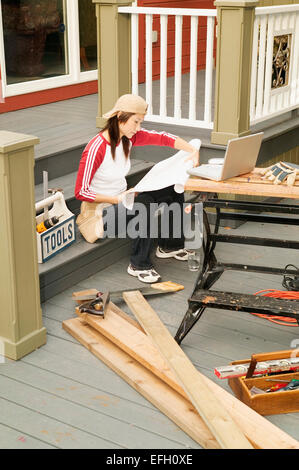 Asian femmina casa facendo lavori di rinnovo Foto Stock