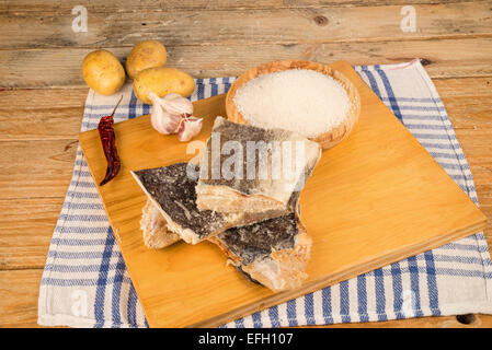 Baccalà e gli ingredienti necessari per preparare una tradizionale ricetta di pesce Foto Stock