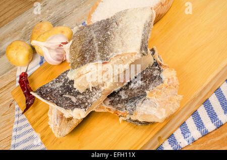 Baccalà e gli ingredienti necessari per preparare una tradizionale ricetta di pesce Foto Stock