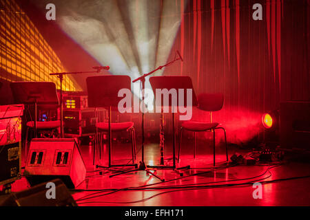 Sedie e microfoni sul palco al concerto di harpa e convention center, Reykjavik, Islanda Foto Stock