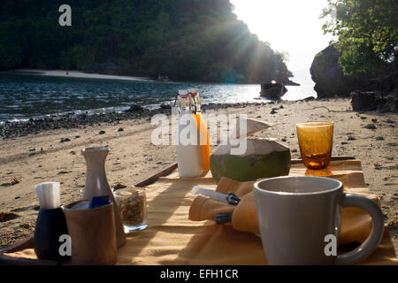 Six Senses Resort Koh Yao Noi, Phang Nga Bay, Thailandia, in Asia. Sunrise colazione picnic su un isola deserta in Koh Hong archipe Foto Stock