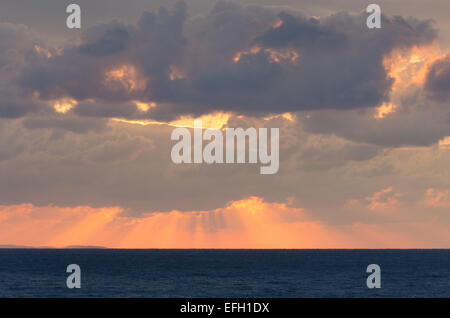 Sunrise visto da Velanio beach, vicino Staphylos o Stafilos, su Skopelos, isola greca. Ottobre. Foto Stock