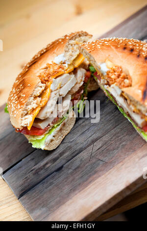 Bagel gastronomico su un tavolo di legno Foto Stock