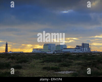 Dungeness, Kent, Regno Unito. 4th febbraio 2015. Tempo nel Regno Unito. Tramonto sulla centrale nucleare come disattivazione di Dungeness Una Centrale Magnox continua Foto Stock