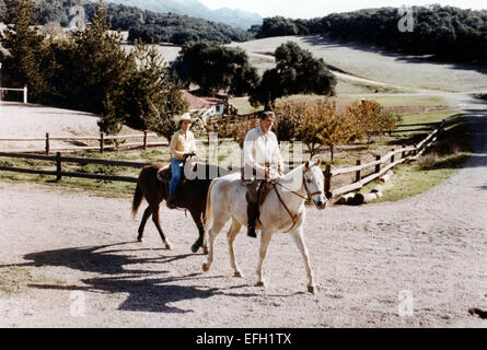 Il presidente statunitense Ronald Reagan la First Lady Nancy Reagan equitazione presso il Rancho del Cielo Novembre 25, 1982 a Santa Barbara, CA. Foto Stock