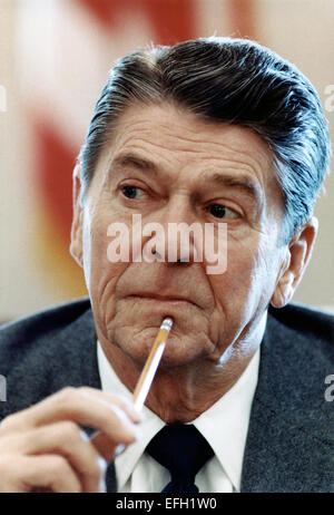 Il presidente statunitense Ronald Reagan durante una riunione di gabinetto alla Casa Bianca il 1 novembre 1983 a Washington, DC. Foto Stock