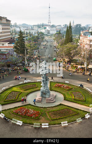 Da Lat città in Vietnam - il Mercato Centrale rotonda e la statua dell'emblematico in legno di pino. Foto Stock