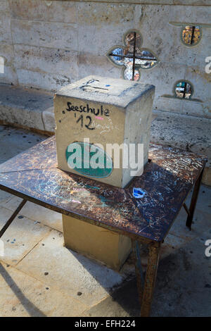 Coperto di graffiti pilastro di triangolazione sulla sommità del Miguelete torre campanaria a Valencia Foto Stock