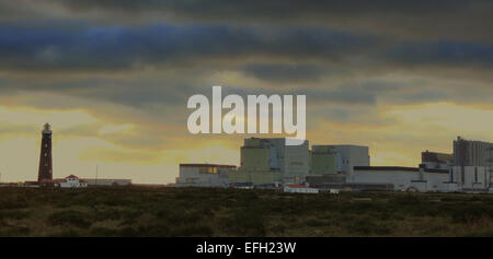 Dungeness, Kent, Regno Unito. 4th febbraio 2015. Tempo nel Regno Unito. Tramonto sulla centrale nucleare come disattivazione di Dungeness Una Centrale Magnox continua Foto Stock