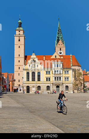 Ingolstadt, Baviera, Germania. Rathausplatz (Piazza Municipio) Altes Rathaus (antico municipio) e Pfeifturm (tower, a sinistra) Foto Stock