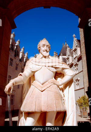 Pau, Aquitaine, Francia. Chateau de Pau (14thC, restaurato 19thC). Statua: Henry IV - nato nel castello. Foto Stock