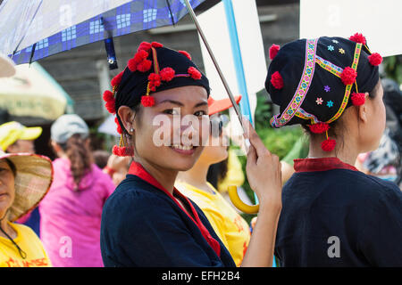 Belle ragazze Lao tradizionali di giunzione Lao Anno Nuovo street parade di Luang Prabang. Foto Stock