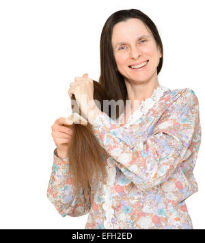 Donna adulta pettinare capelli lunghi marrone con un pettine di legno, isolato su sfondo bianco Foto Stock
