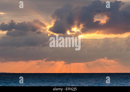 Sunrise visto da Velanio beach, vicino Staphylos o Stafilos, su Skopelos, isola greca. Ottobre. Foto Stock