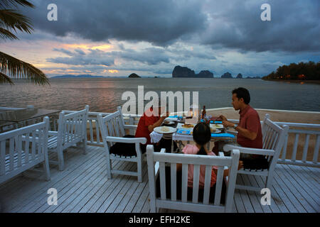 Il ristorante sulla spiaggia di Anantara Si Kao Resort & Spa, a sud di Krabi, Thailandia. Situato su soffici sabbie bianche di Changlang Foto Stock