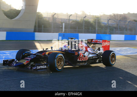 Jerez de la frontera, Spagna. 4 febbraio 2015. Max Verstappen nella Scuderia Toro Rosso prende la ruota sul finale il giorno del test di Jerez Credit: Azione Plus immagini di sport/Alamy Live News Foto Stock