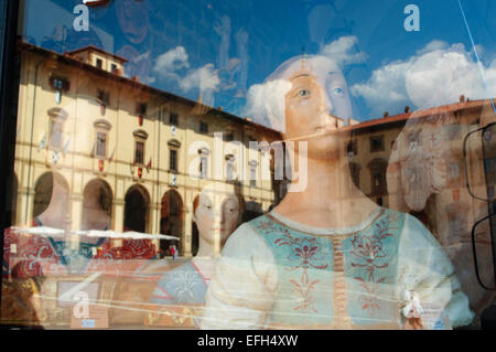 Italia, Toscana, Arezzo, Piazza Grande riflessa nel negozio delle vetrine Foto Stock