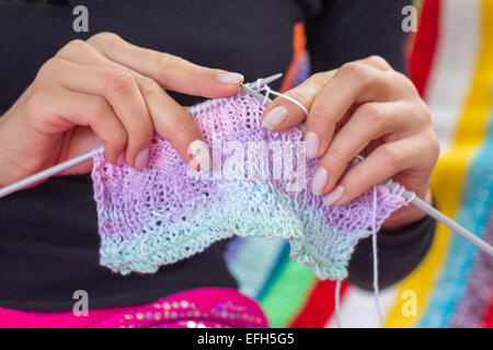 Maglieria donna holding hands " aghi da maglia a maglia per maglia di filo closeup Foto Stock