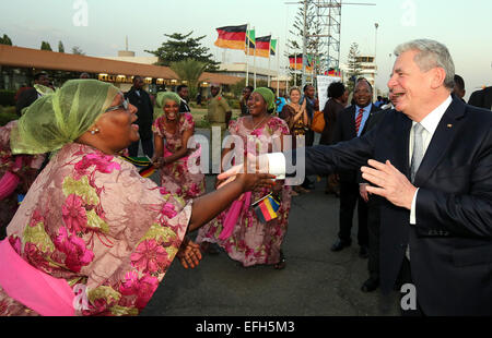 Arusha, Tanzania. 04 feb 2015. Il Presidente tedesco Gauck è accolto all'aeroporto di Kilimanjaro con gli spettacoli di danza tradizionali ad Arusha, in Tanzania, il 04 febbraio 2015. Il Presidente tedesco è su un periodo di cinque giorni di visita in Tanzania. Foto: WOLFGANG KUMM/dpa/Alamy Live News Foto Stock