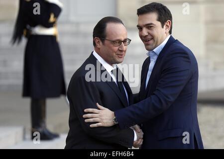 Parigi, Francia. 4 febbraio, 2015. Il Presidente francese Francois Hollande(L) accoglie con favore il primo ministro greco, Alexis Tsipras all'Elysee Palace a Parigi, Francia, Febbraio 4, 2015. Il Presidente francese Francois Hollande mercoledì chiamato per un trasparente e sereno dialogo su debito greco crisi, e anche per il rispetto dell' Unione europea le norme finanziarie. Credito: Etienne Laurent/Xinhua/Alamy Live News Foto Stock