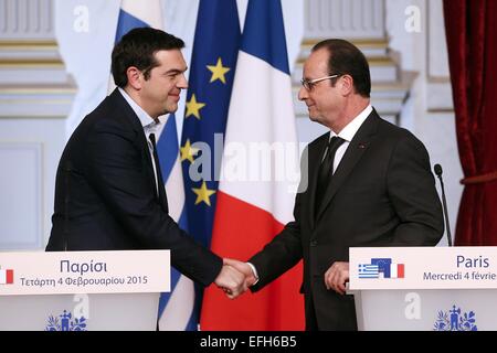 Parigi, Francia. 4 febbraio, 2015. Il Presidente francese Francois Hollande(R) stringe la mano con il Primo Ministro greco Alexis Tsipras durante il giunto incontro con la stampa presso l'Elysee Palace a Parigi, Francia, Febbraio 4, 2015. Il Presidente francese Francois Hollande mercoledì chiamato per un trasparente e sereno dialogo su debito greco crisi, e anche per il rispetto dell' Unione europea le norme finanziarie. Credito: Etienne Laurent/Xinhua/Alamy Live News Foto Stock