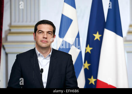 Parigi, Francia. 4 febbraio, 2015. Il Primo Ministro greco, Alexis Tsipras assiste un giunto incontro con la stampa presso l'Elysee Palace a Parigi, Francia, Febbraio 4, 2015. Il Presidente francese Francois Hollande mercoledì chiamato per un trasparente e sereno dialogo su debito greco crisi, e anche per il rispetto dell' Unione europea le norme finanziarie. Credito: Etienne Laurent/Xinhua/Alamy Live News Foto Stock