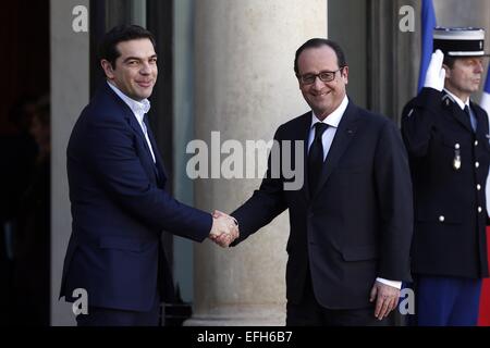 Parigi, Francia. 4 febbraio, 2015. Il Presidente francese Francois Hollande(R) stringe la mano con il Primo Ministro greco Alexis Tsipras all'Elysee Palace a Parigi, Francia, Febbraio 4, 2015. Il Presidente francese Francois Hollande mercoledì chiamato per un trasparente e sereno dialogo su debito greco crisi, e anche per il rispetto dell' Unione europea le norme finanziarie. Credito: Etienne Laurent/Xinhua/Alamy Live News Foto Stock