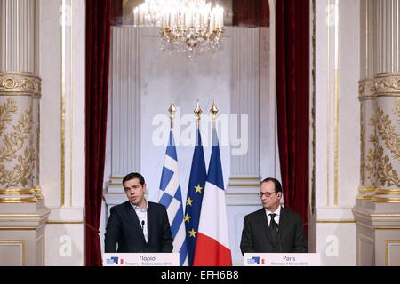 Parigi, Francia. 4 febbraio, 2015. Il Presidente francese Francois Hollande(R) e il Primo Ministro greco Alexis Tsipras frequentare il comune di incontro con la stampa presso l'Elysee Palace a Parigi, Francia, Febbraio 4, 2015. Il Presidente francese Francois Hollande mercoledì chiamato per un trasparente e sereno dialogo su debito greco crisi, e anche per il rispetto dell' Unione europea le norme finanziarie. Credito: Etienne Laurent/Xinhua/Alamy Live News Foto Stock