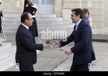 Parigi, Francia. 4 febbraio, 2015. Il Presidente francese Francois Hollande(L) accoglie con favore il primo ministro greco, Alexis Tsipras all'Elysee Palace a Parigi, Francia, Febbraio 4, 2015. Il Presidente francese Francois Hollande mercoledì chiamato per un trasparente e sereno dialogo su debito greco crisi, e anche per il rispetto dell' Unione europea le norme finanziarie. Credito: Etienne Laurent/Xinhua/Alamy Live News Foto Stock