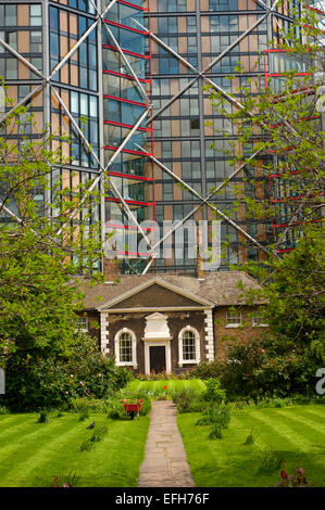 Hoptons gli ospizi di carità a Southwark con moderni edifici di nuova costruzione dietro. Foto Stock