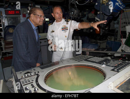 US Navy Cmdr. Ken Anderson offre un tour guidato della sua nave a Maurizio Presidente Kailash Purryag a bordo della Oliver Hazard Perry-class guidato-missile fregata USS Simpson Febbraio 3, 2015 in Port Louis, Mauritius. Purryag visitato i Simpson mentre è in porto durante l'esercizio Cutlass Express 2015. Foto Stock