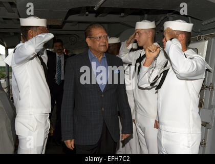 Maurizio Presidente Kailash Purryag è rediretto a bordo della Oliver Hazard Perry-class guidato-missile fregata USS Simpson da velisti Febbraio 3, 2015 in Port Louis, Mauritius. Purryag visitato i Simpson mentre è in porto durante l'esercizio Cutlass Express 2015. Foto Stock