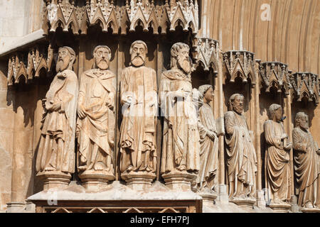 Stone figure di apostoli nell'ingresso principale della Cattedrale di Tarragona, Pla de la Seu, Catalogna, Spagna Foto Stock