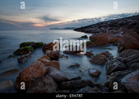 Rocce lungo le coste della Sardegna Foto Stock