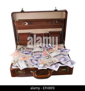 Attache caso o valigia piena di REGNO UNITO British banconote su sfondo bianco Foto Stock
