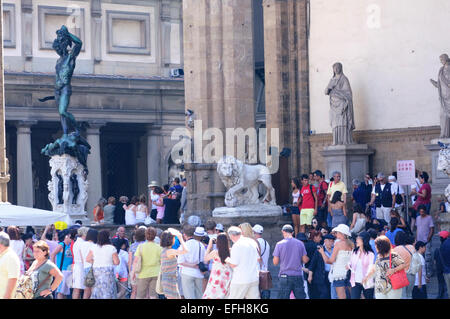 L'Italia, Toscana, Firenze, Cellini, la statua in bronzo del Perseo tenendo la testa di Medusa nella Loggia della Signoria Foto Stock