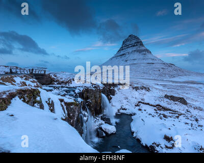 Kirkjufellsa cascata e Kirkjufell montagna, Vicino Grundarfjordur, Western Islanda Foto Stock