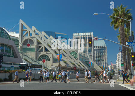 PEDONALI CHE ATTRAVERSANO STREET SAN DIEGO CONVENTION CENTER (©ARTHUR ERICKSON 1989) MARINA DISTRICT DOWNTOWN SAN DIEGO CALIFORNIA USA Foto Stock