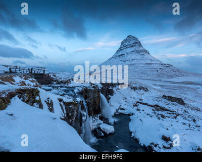 Kirkjufellsa cascata e Kirkjufell montagna, Vicino Grundarfjordur, Western Islanda Foto Stock