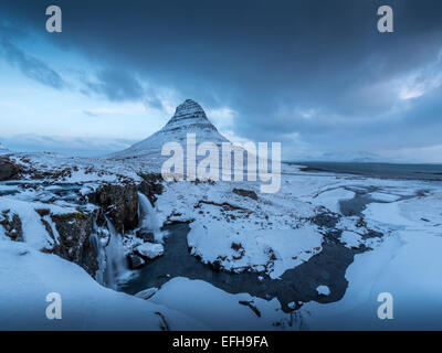 Kirkjufellsa cascata e Kirkjufell montagna, Vicino Grundarfjordur, Western Islanda Foto Stock