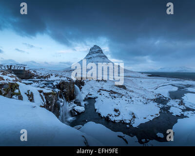 Kirkjufellsa cascata e Kirkjufell montagna, Vicino Grundarfjordur, Western Islanda Foto Stock