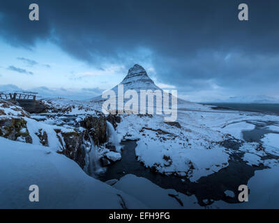 Kirkjufellsa cascata e Kirkjufell montagna, Vicino Grundarfjordur, Western Islanda Foto Stock