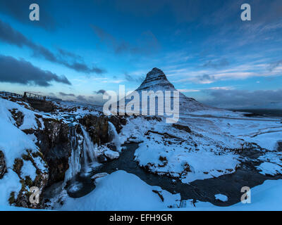 Kirkjufellsa cascata e Kirkjufell montagna, Vicino Grundarfjordur, Western Islanda Foto Stock