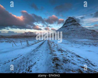 E Kirkjufellsa Kirkjufell montagna, Vicino Grundarfjordur, Western Islanda Foto Stock